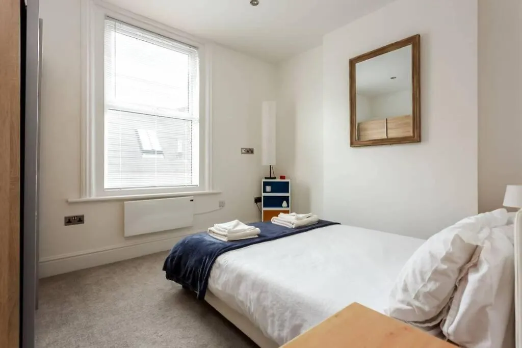 Stylish 2 Bed 2 Bath *Close To Beach And Centre With Parking*-1