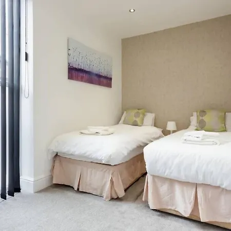 Stylish 2 Bed 2 Bath *Close To Beach And Centre With Parking*-3