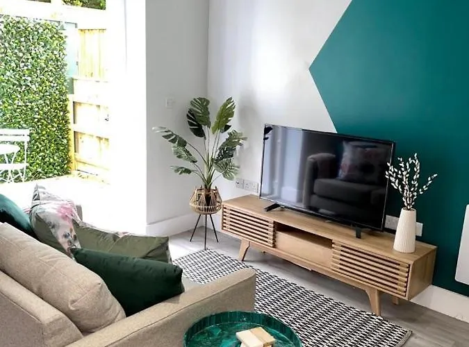 Gorgeous New 1 Bed, Town Centre,Parking,Garden