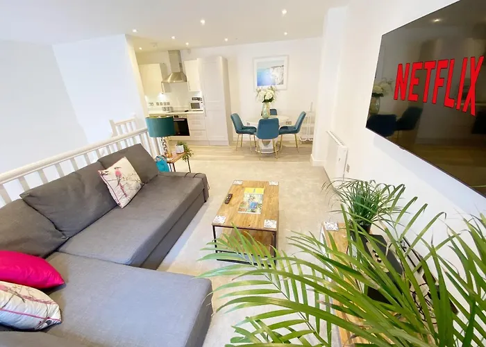 The Seaside Maisonette. Free Parking/Close To Town