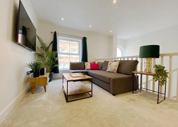 The Seaside Maisonette. Free Parking/Close To Town